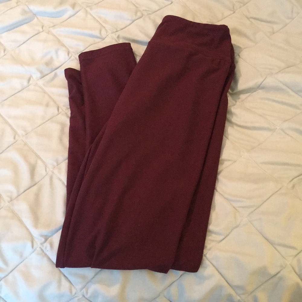 Wine Grace & Lace live in leggings